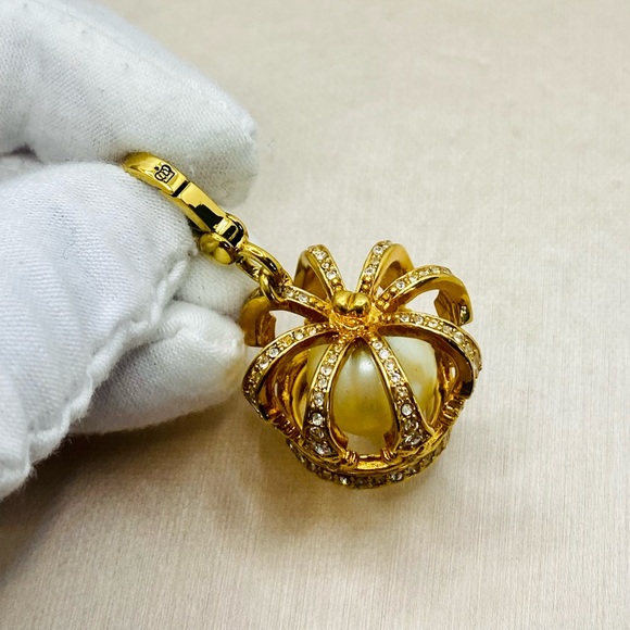 EUC Rare Juicy Couture Gold-Toned Crown w/ Large Pearl Charm - HTF - Picture 6 of 10